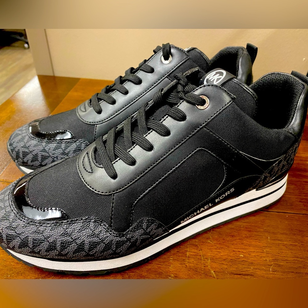 New Michael Kors sneakers! Only worn to try on in store. Perfect condition!